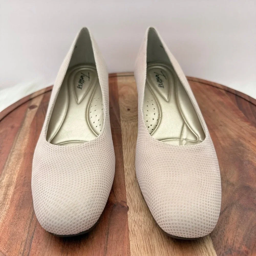 Trotters step into